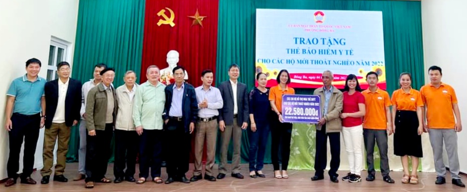 Tặng thẻ bảo hiểm y tế cho hộ dân mới thoát nghèo