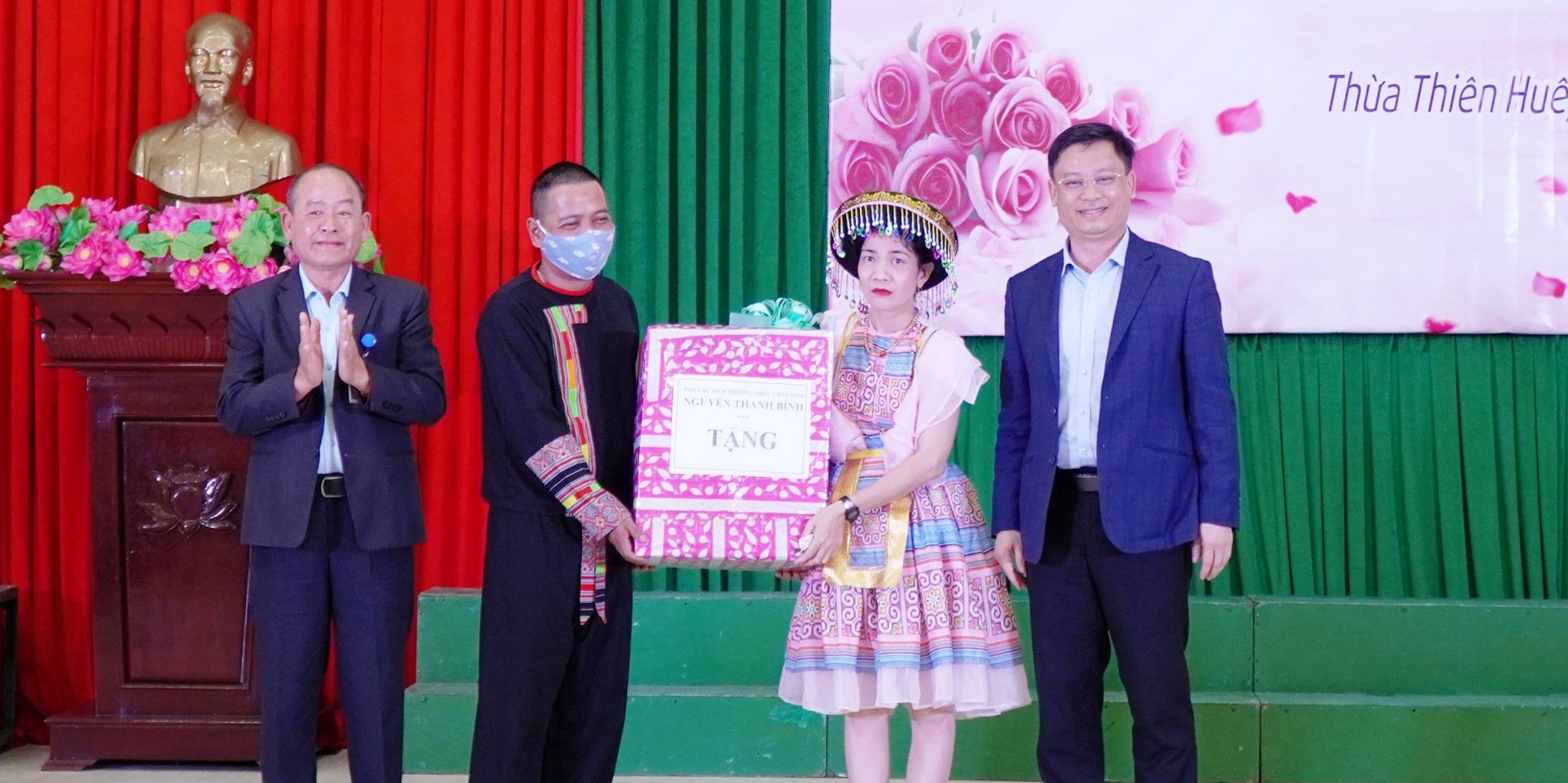 Trao quà đến phụ nữ có hoàn cảnh đặc biệt