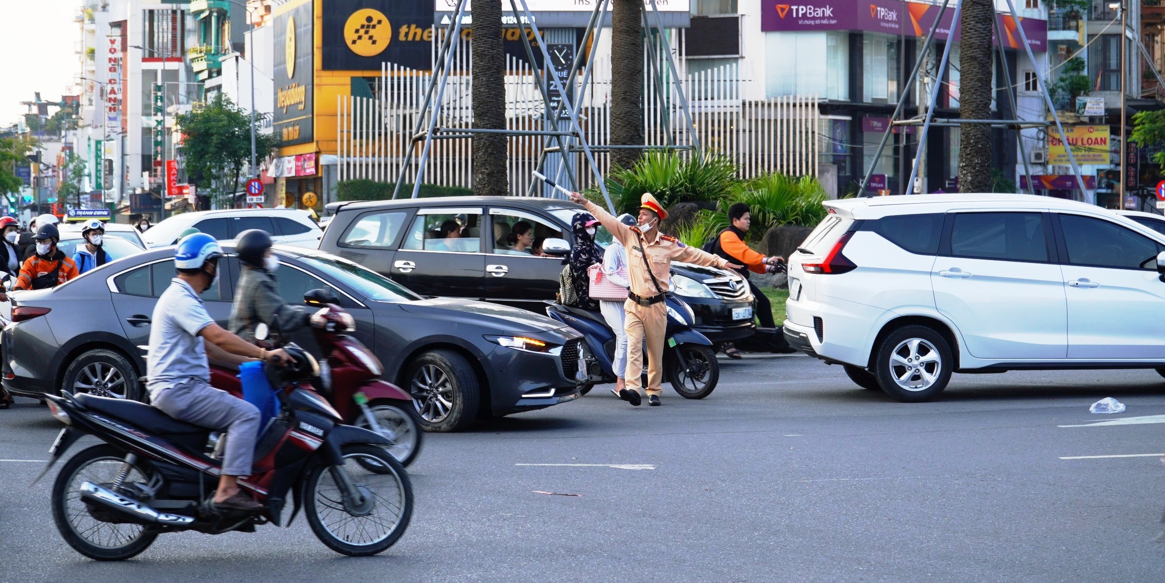 Nghiên cứu giải pháp “thông” đường vào giờ cao điểm