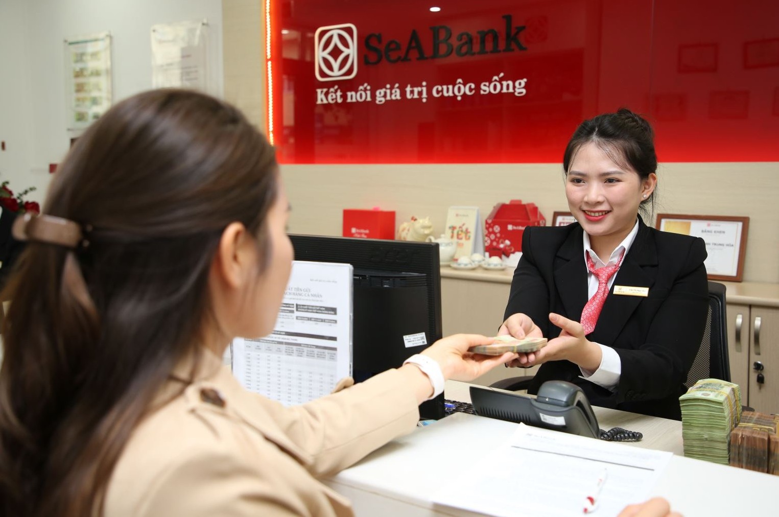 Đồng loạt giảm lãi suất tiền gửi giúp lãi vay hạ nhiệt