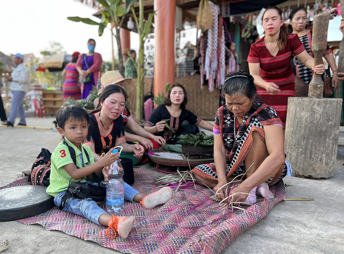 Giữ nghề đan chiếu sính lễ