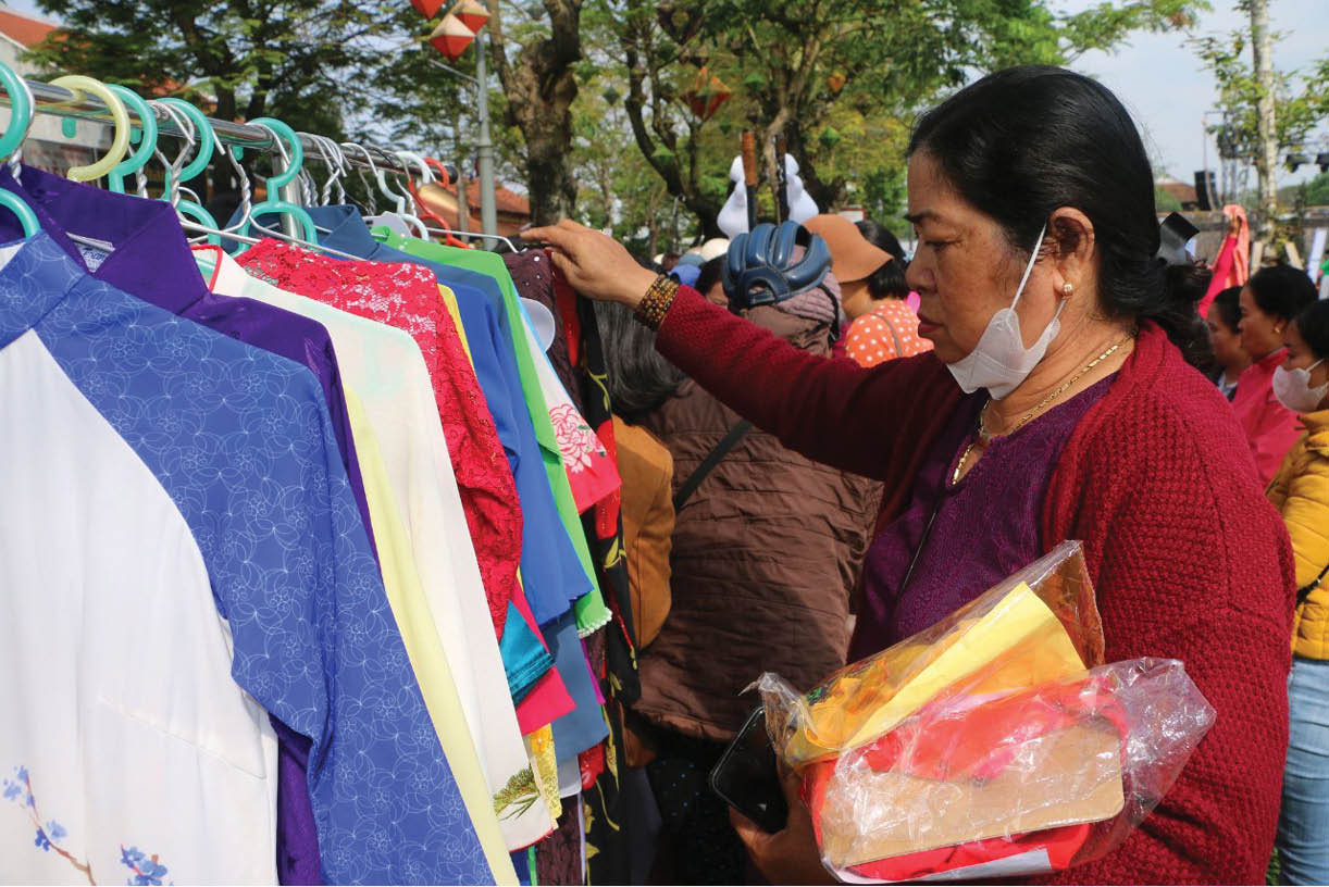 Áo dài đến với hội viên nghèo