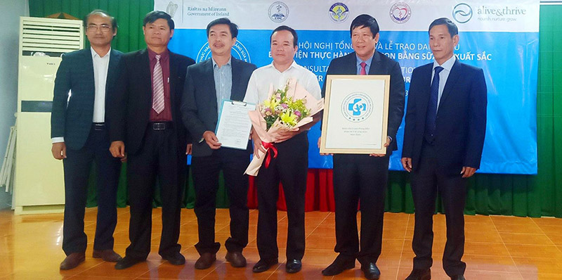 Trao danh hiệu Bệnh viện thực hành nuôi con bằng sữa mẹ xuất sắc