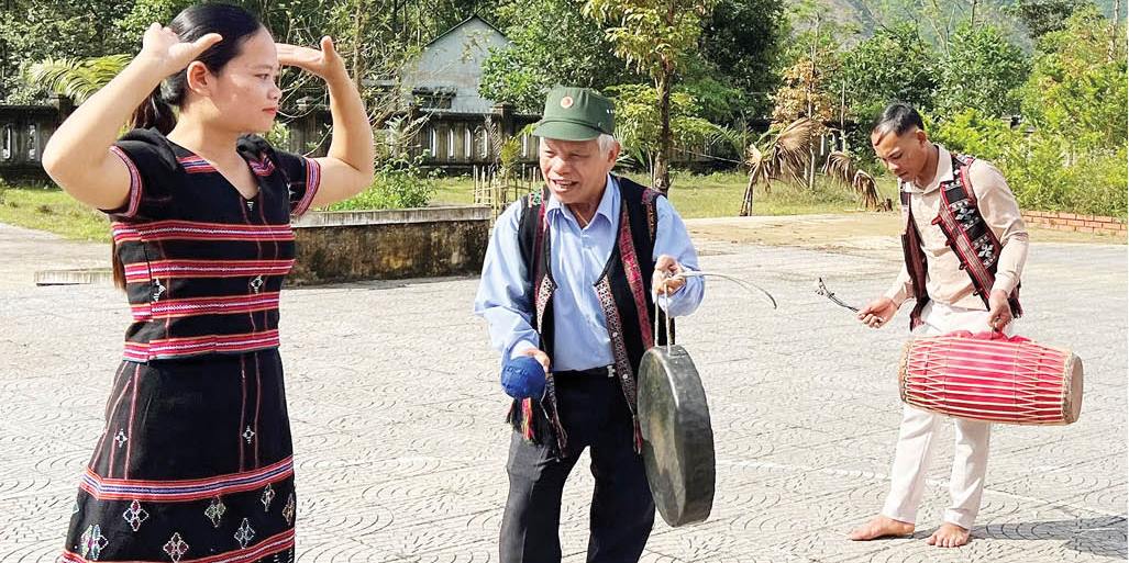 Người gìn giữ điệu dân ca dân vũ Cơ Tu