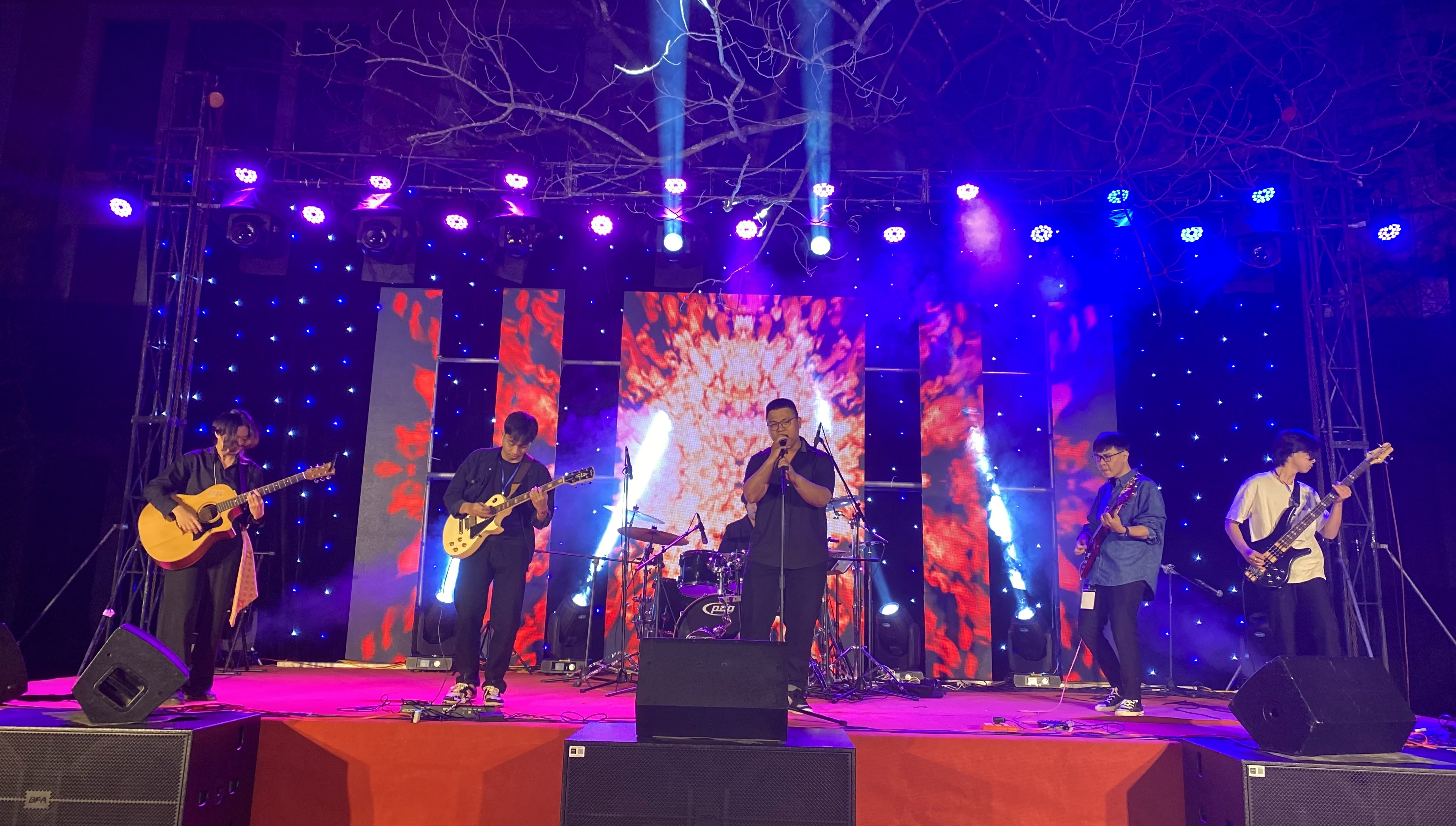 Hào hứng với đêm rockshow “Chạy lụt”