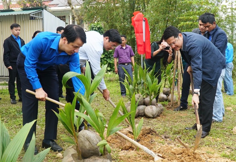 Ra quân “Tình nguyện chung tay xây dựng nông thôn mới” tại A Lưới