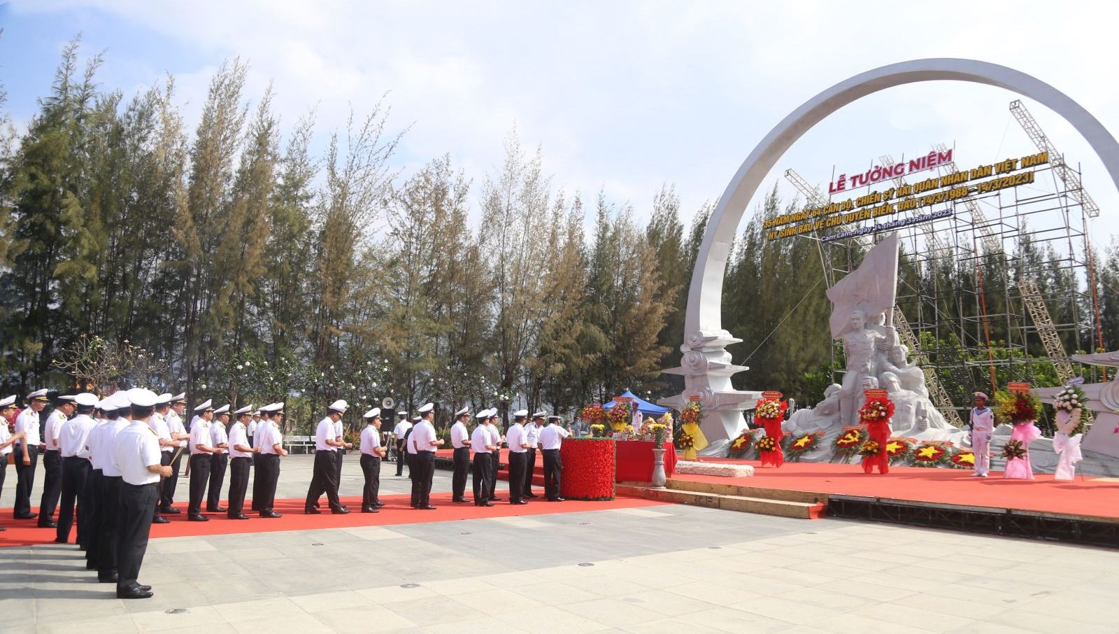 Dâng hương tưởng niệm các anh hùng, liệt sĩ Gạc Ma