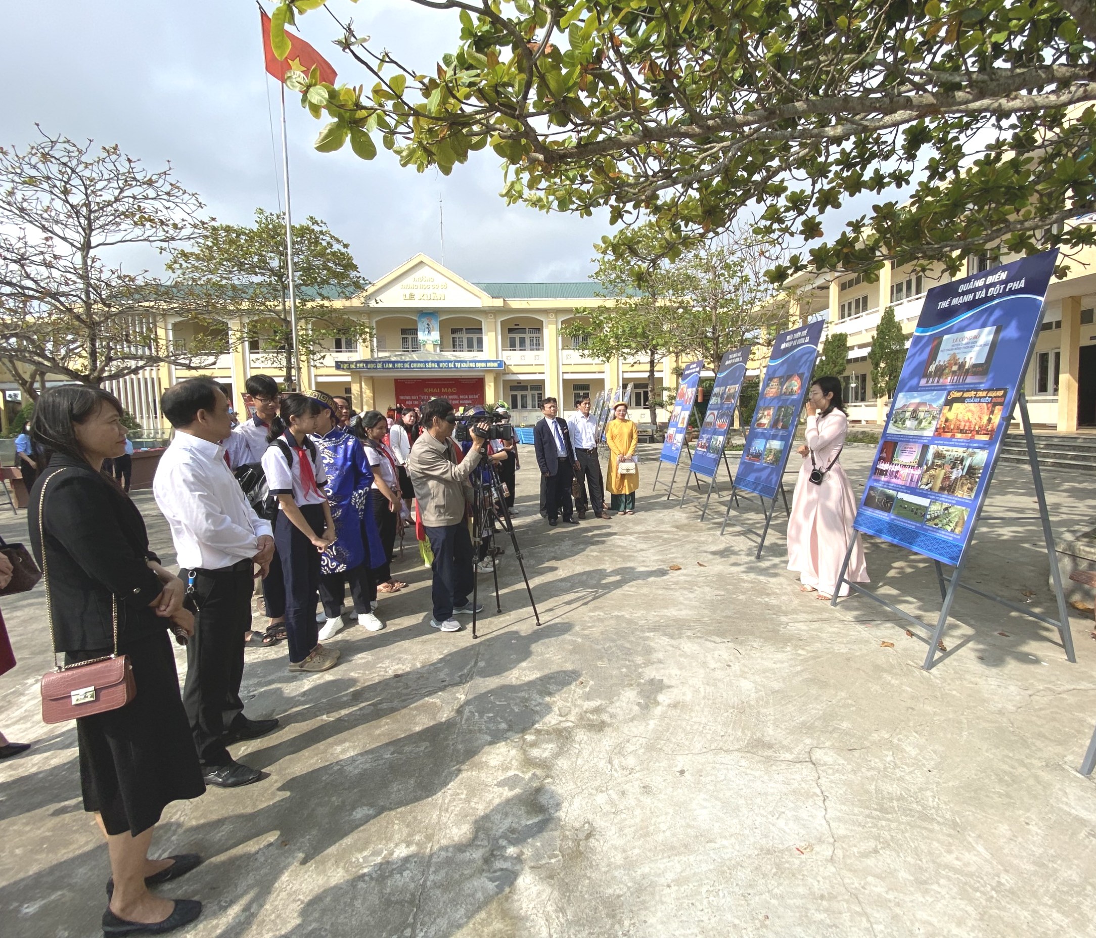 Khai mạc trưng bày chuyên đề “Việt Nam - Đất nước, mùa xuân” tại Quảng Điền