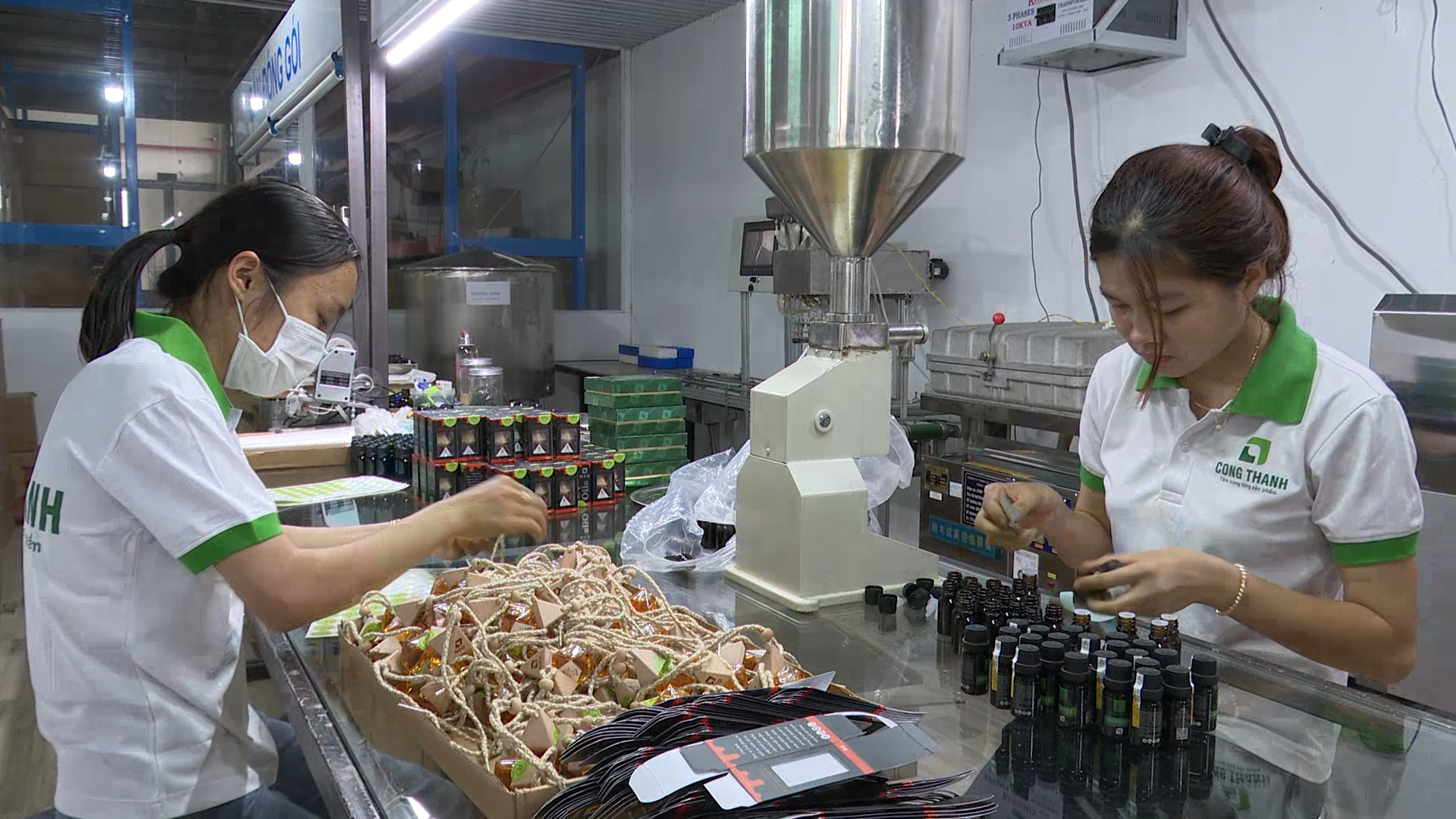 Bản tin kinh tế 18 3 Sản xuất tinh dầu bằng nguyên liệu sạch