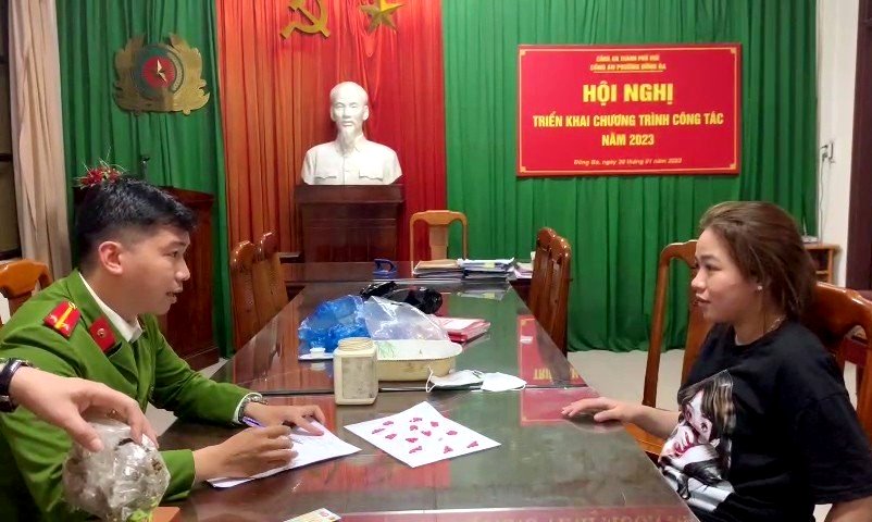 Phát hiện người phụ nữ tàng trữ 122 viên ma túy và gần 300g cần sa