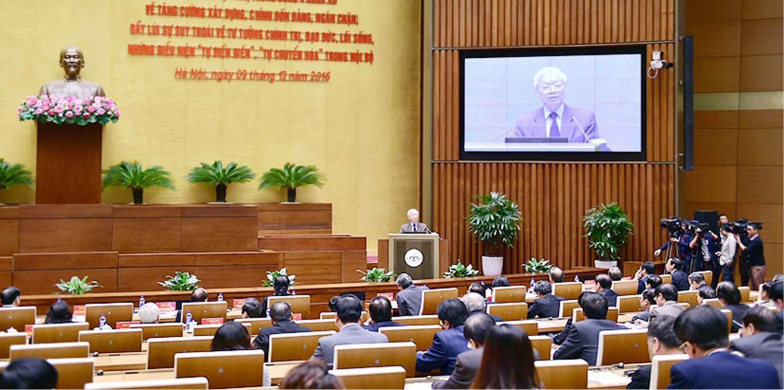 Chống biểu hiện thực dụng trong cán bộ, đảng viên