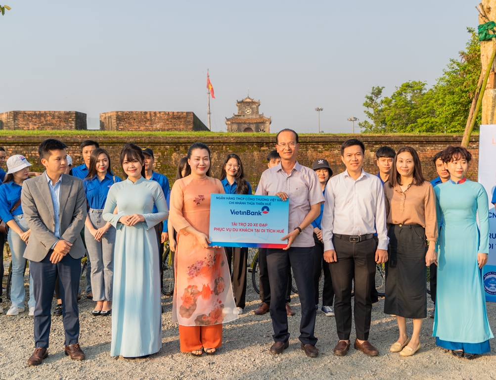 VietinBank trao xe đạp phục vụ khách tham quan di tích