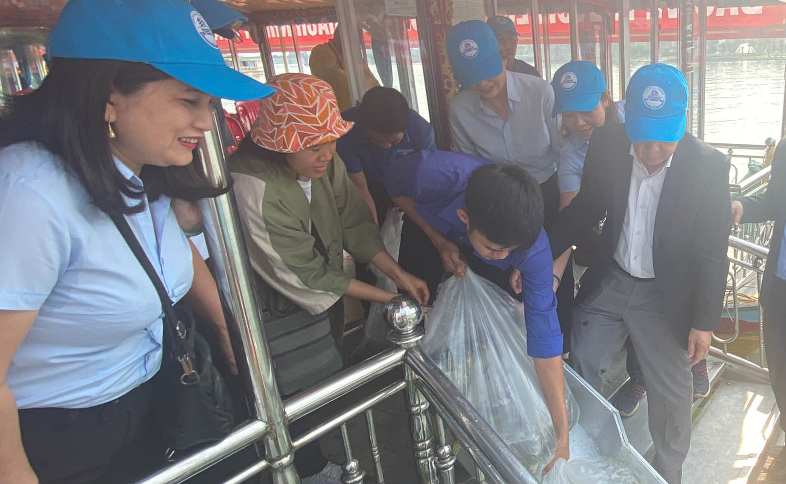 Thả hơn 190 ngàn con cá giống xuống sông Hương