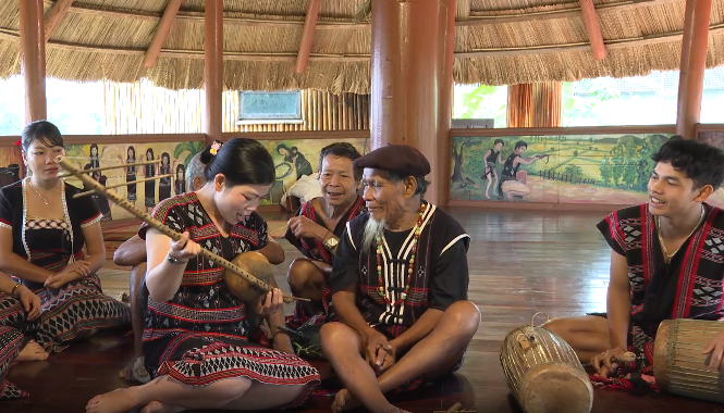 Đàn Tầm bờ rèn của đồng bào Cơ Tu