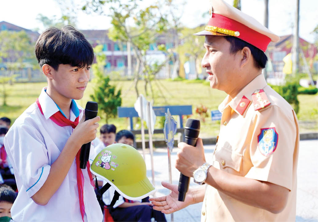 Công an TX Hương Thủy Đồng bộ nhiều giải pháp kéo giảm tai nạn giao thông