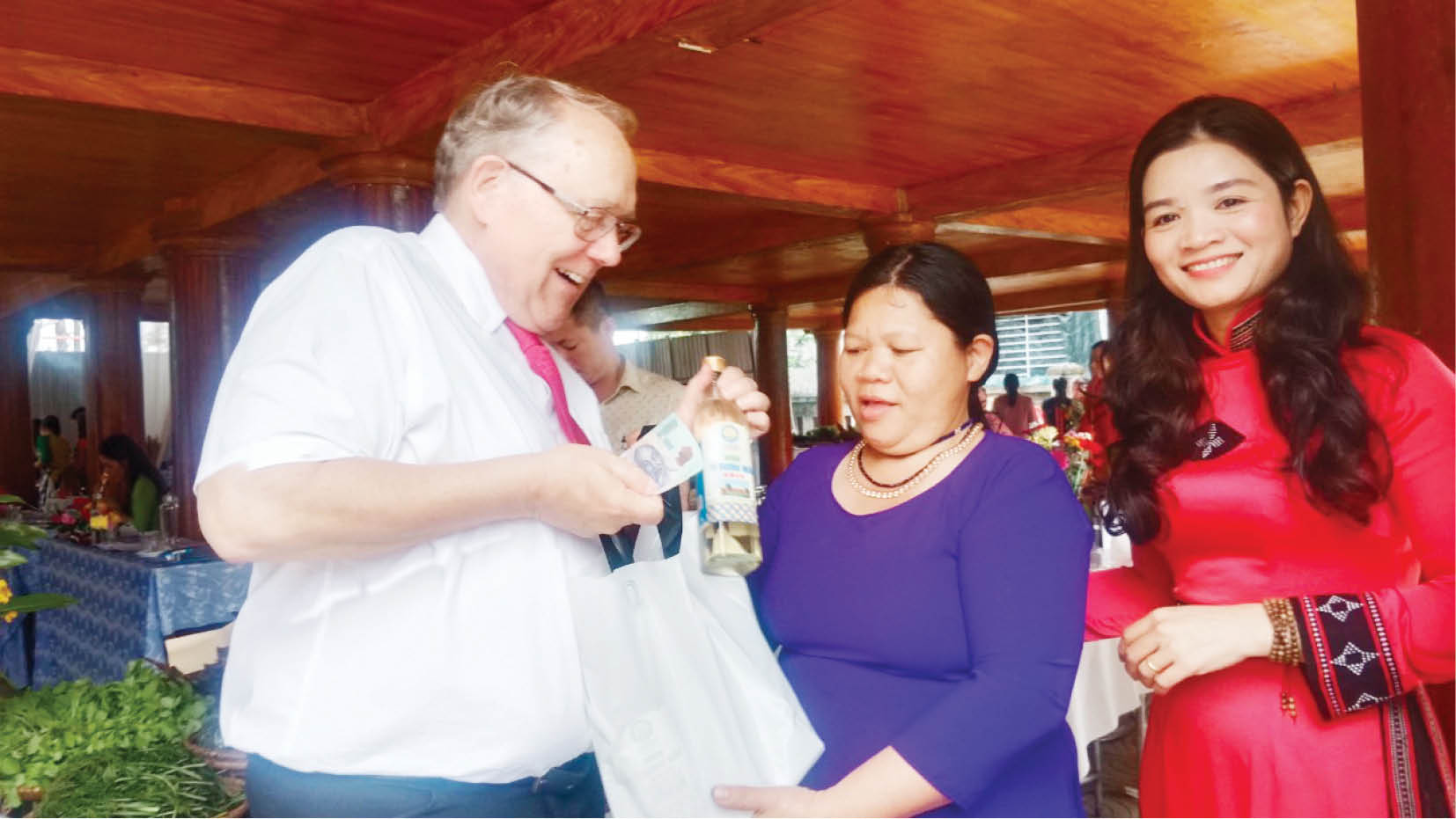 Đi chợ cùng phụ nữ vùng cao