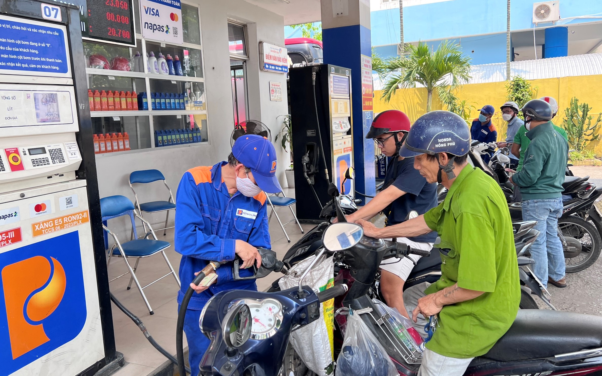 Giá xăng, dầu có lần giảm thứ 3