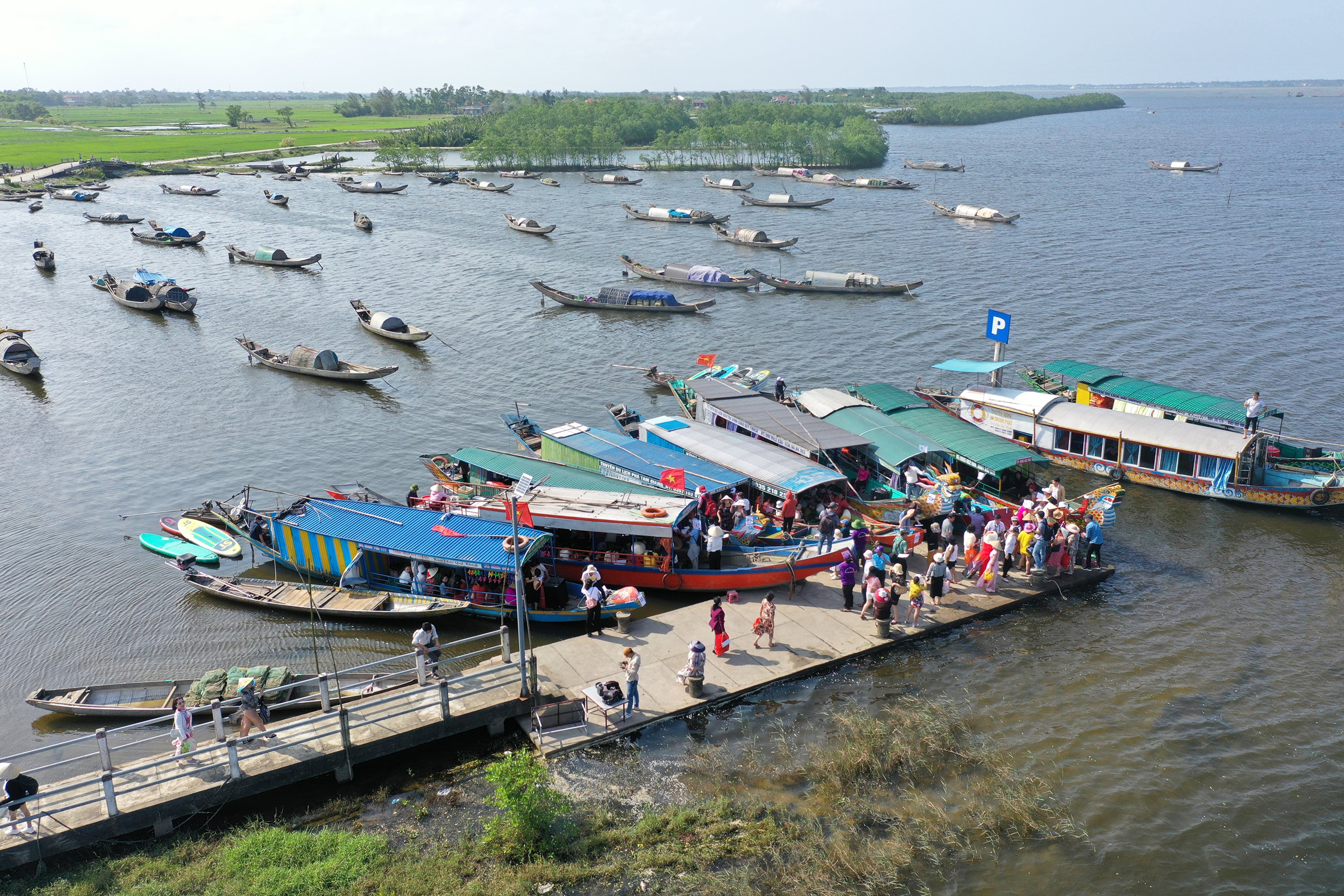 Rộn ràng mùa du lịch đầm phá