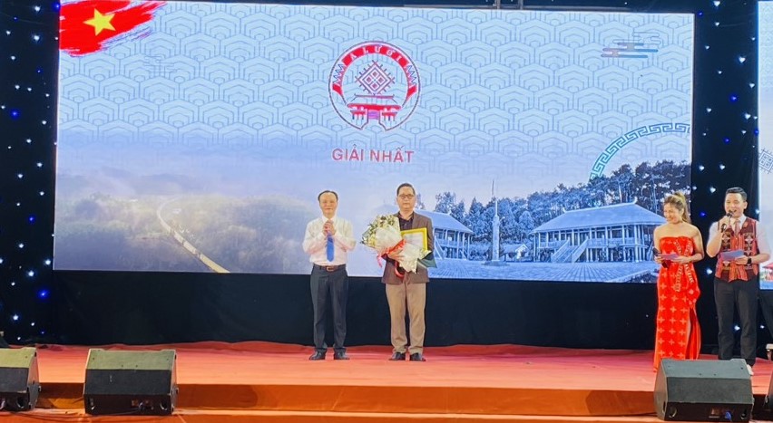 Công bố biểu trưng huyện và nhãn hiệu tập thể “Thịt bò vàng A Lưới”