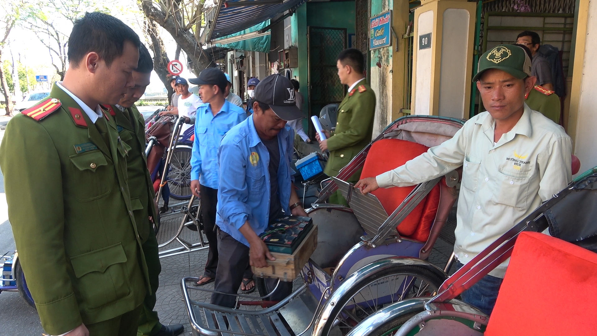 Xung quanh chuyện xử lý xe xích lô gắn động cơ điện