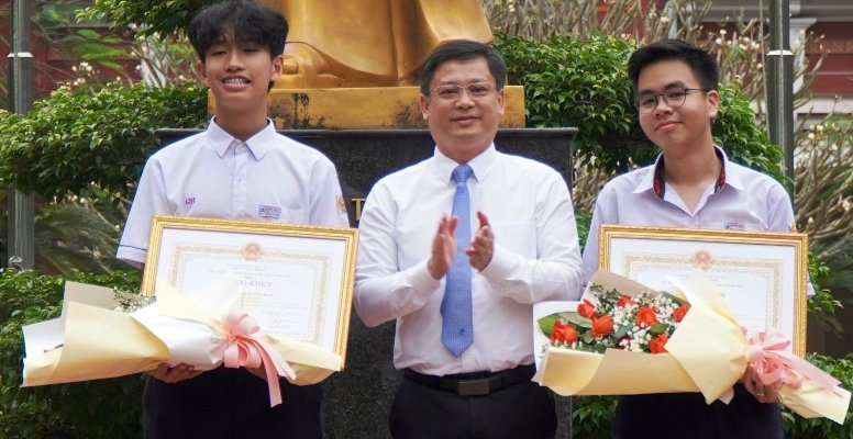 Tuyên dương học sinh đạt giải nhì tại cuộc thi Khoa học Kỹ thuật cấp quốc gia