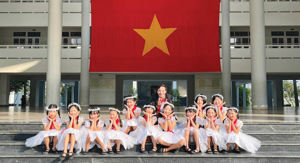 Người thầy “đeo khăn quàng đỏ”