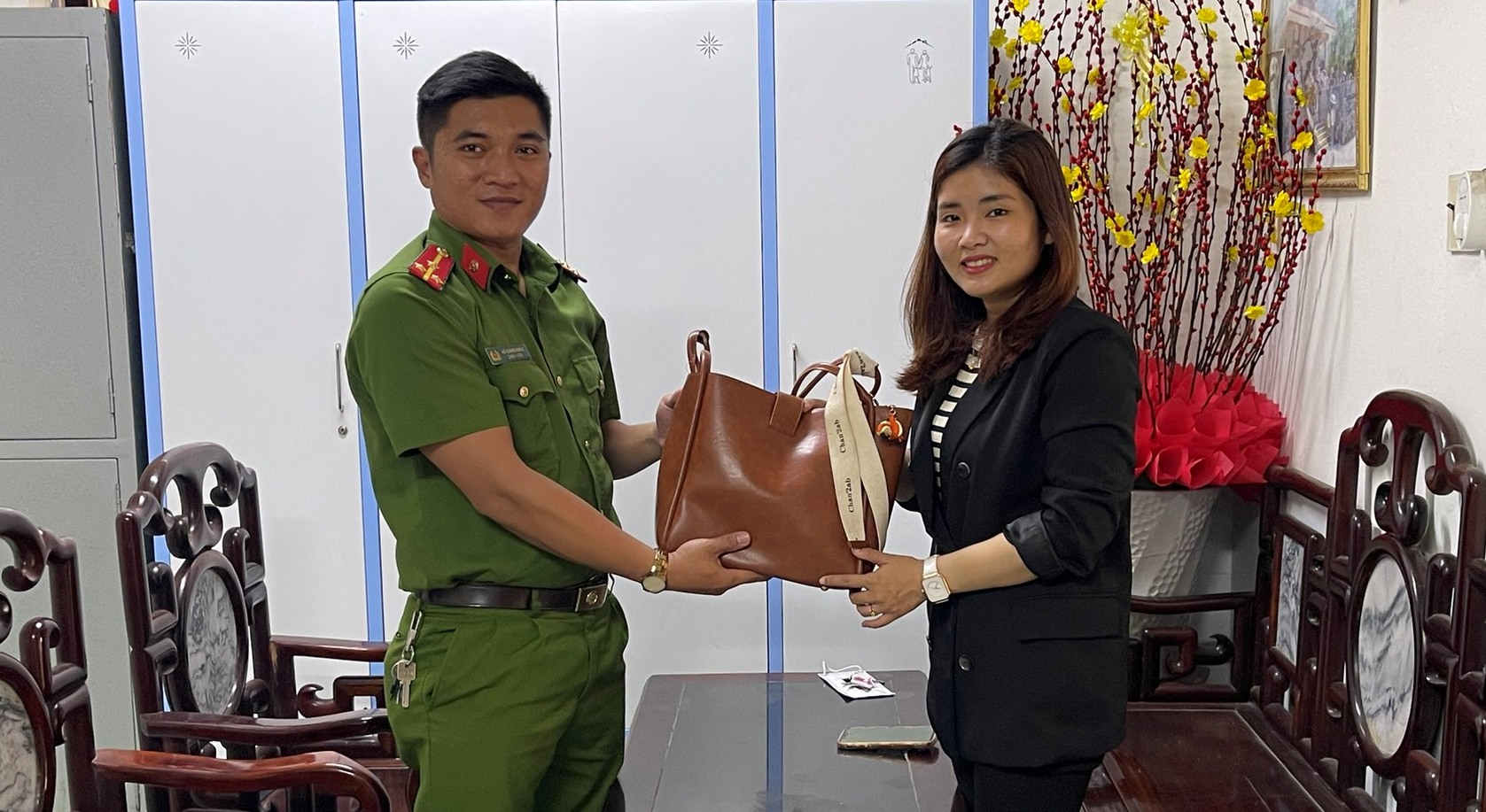 Thượng uý công an phát hiện túi xách rơi trên đường, tìm người trả lại