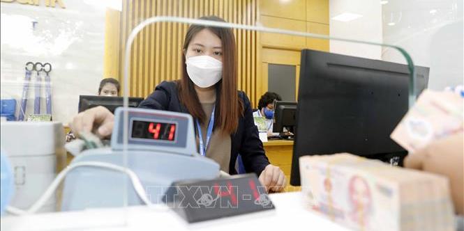 Người vay tiêu dùng chới với trong “cơn lốc” lãi suất neo cao