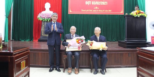 Trao Huy hiệu Đảng đợt 3 2 cho 122 đảng viên