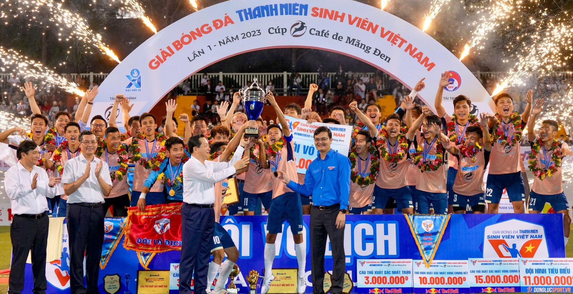 Khen thưởng đội bóng sinh viên mang cúp vàng về Huế