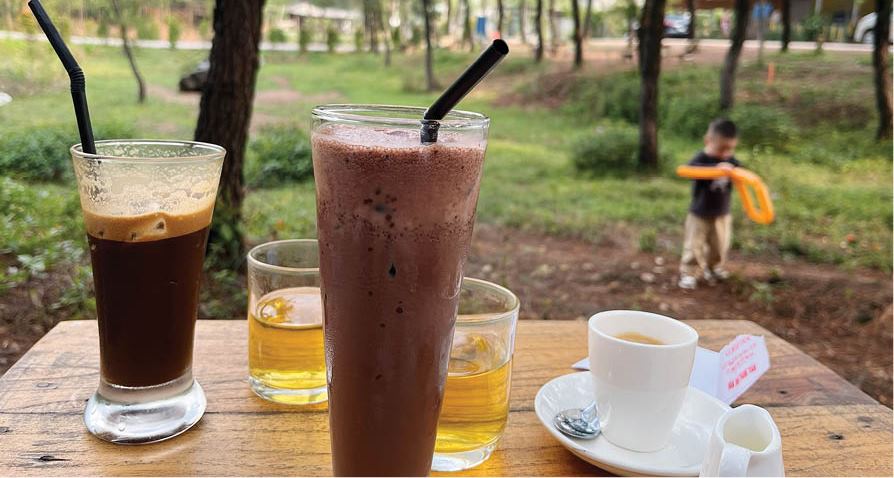 Cà phê, đọc sách  ngắm đồi Vọng Cảnh