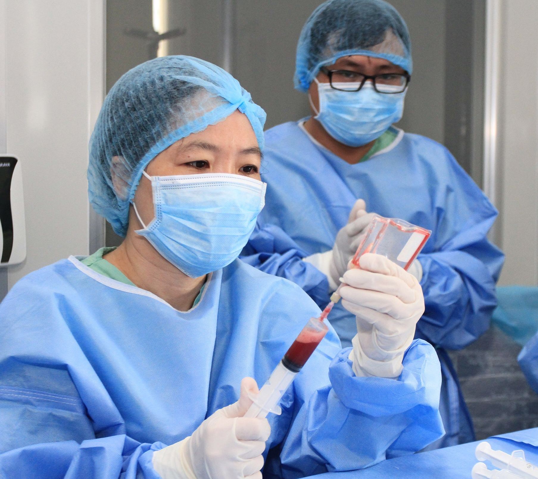 Nữ tu khoác áo blouse