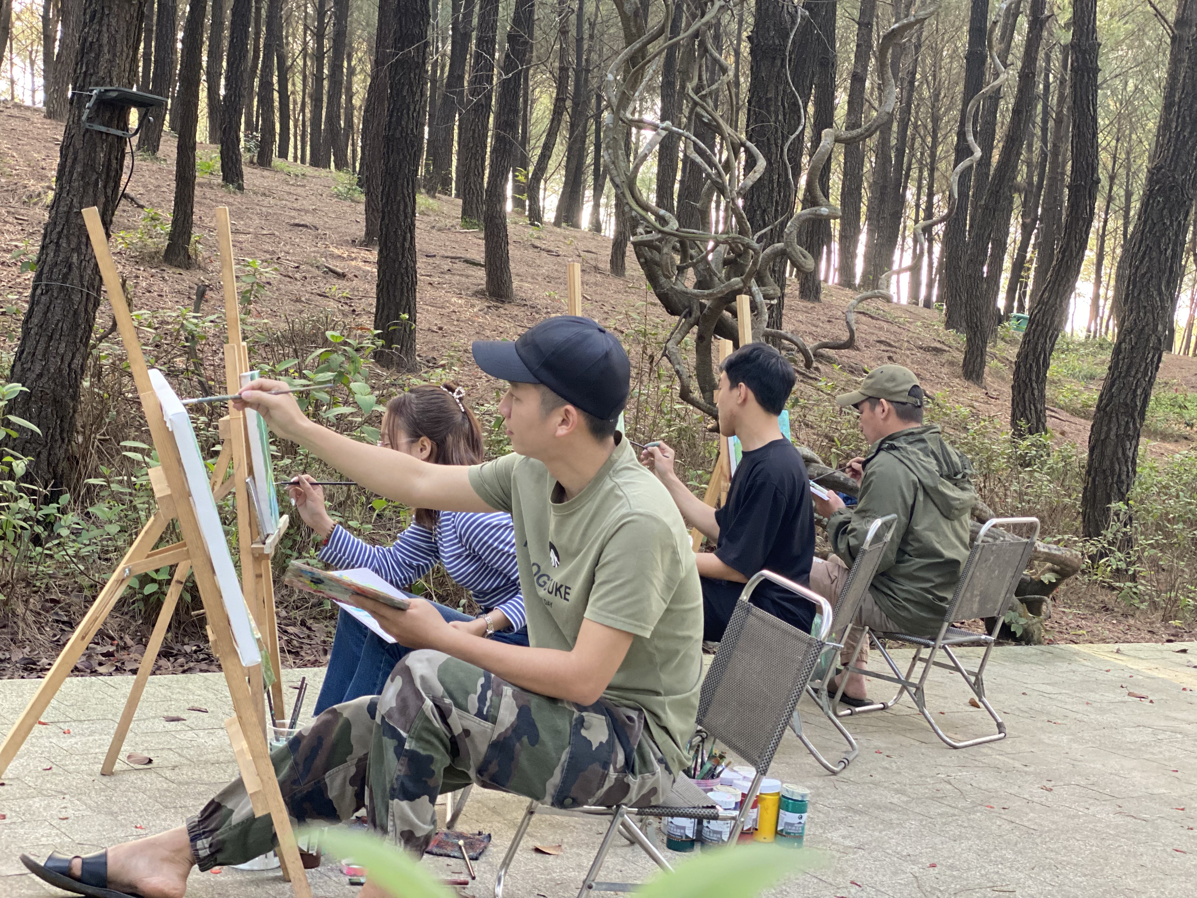 Bạn trẻ thích thú vẽ trực hoạ phong cảnh xứ Huế