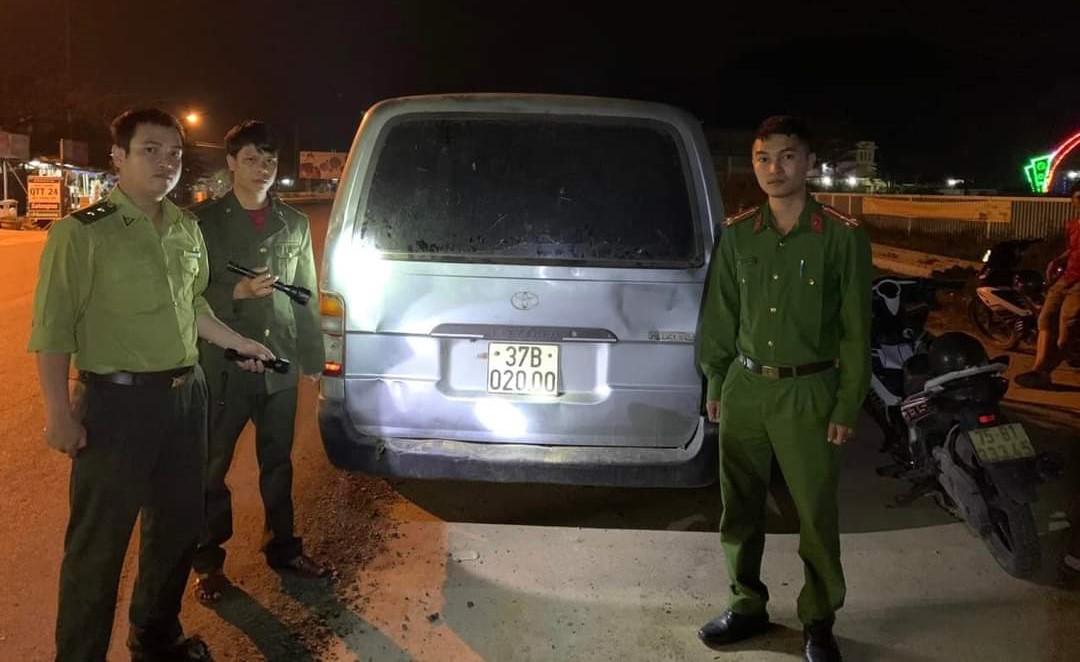 Bắt hơn 1m3 gỗ không rõ nguồn gốc