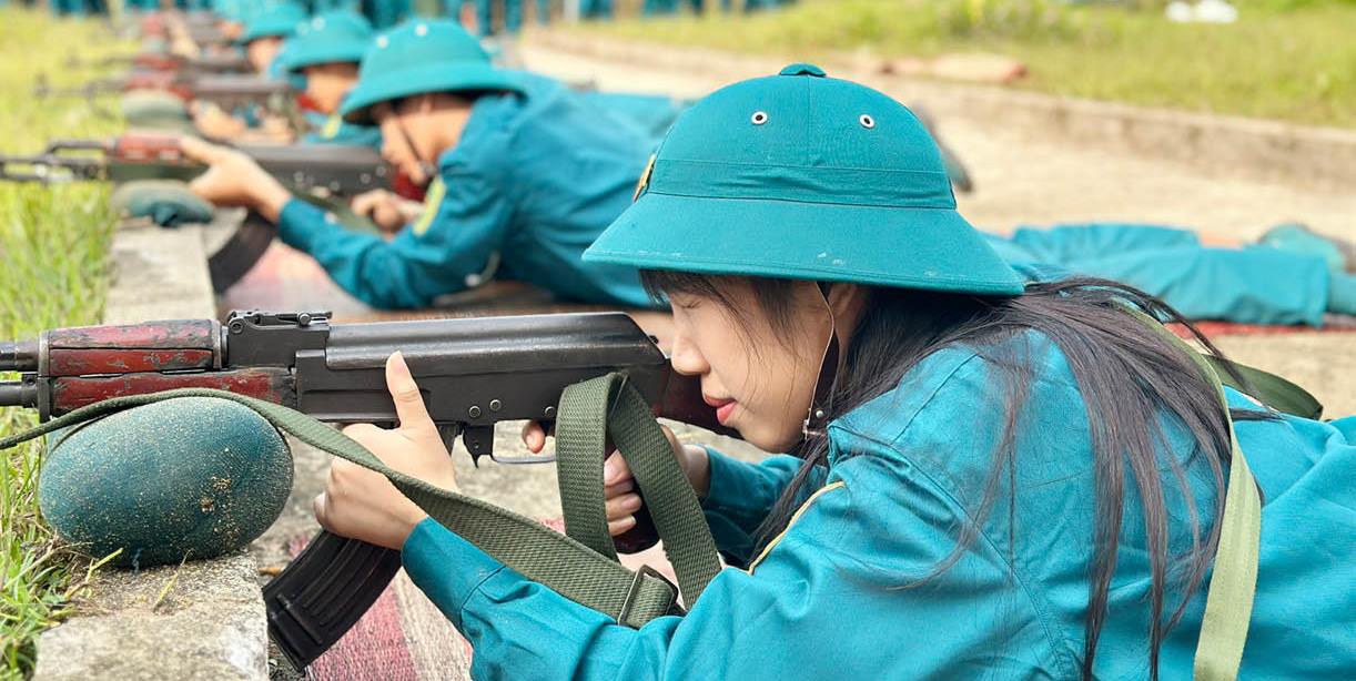 Nữ dân quân trên thao trường