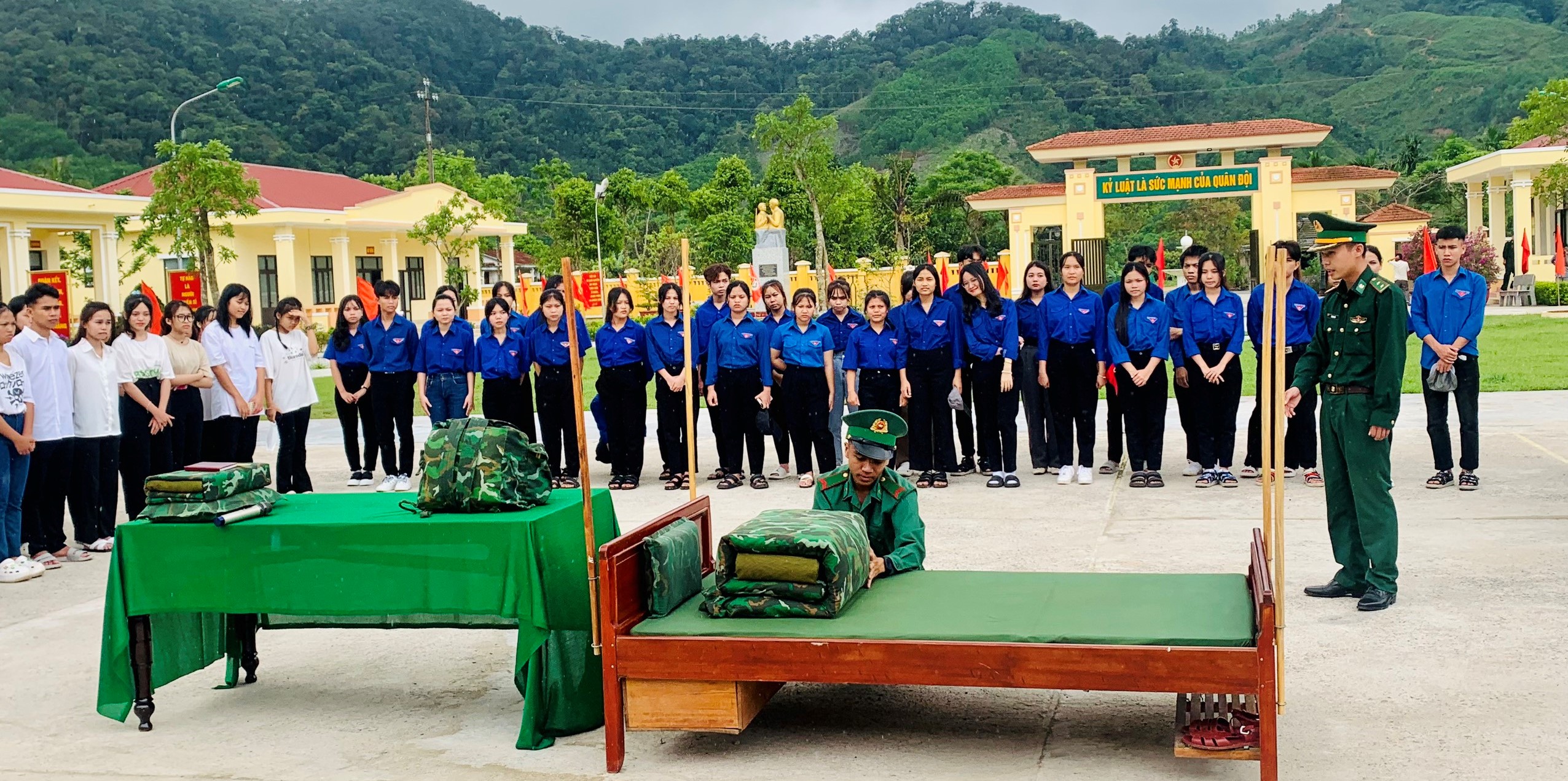 Vun bồi tình yêu biên cương biển, đảo cho thế hệ trẻ