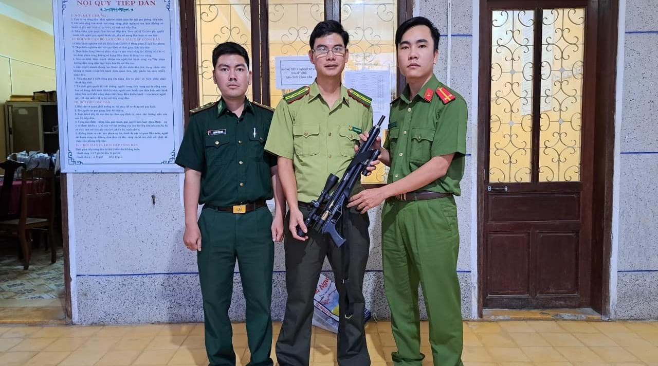 Thu giữ 1 khẩu súng tự chế bắn đạn hoa cải để săn bắt động vật rừng