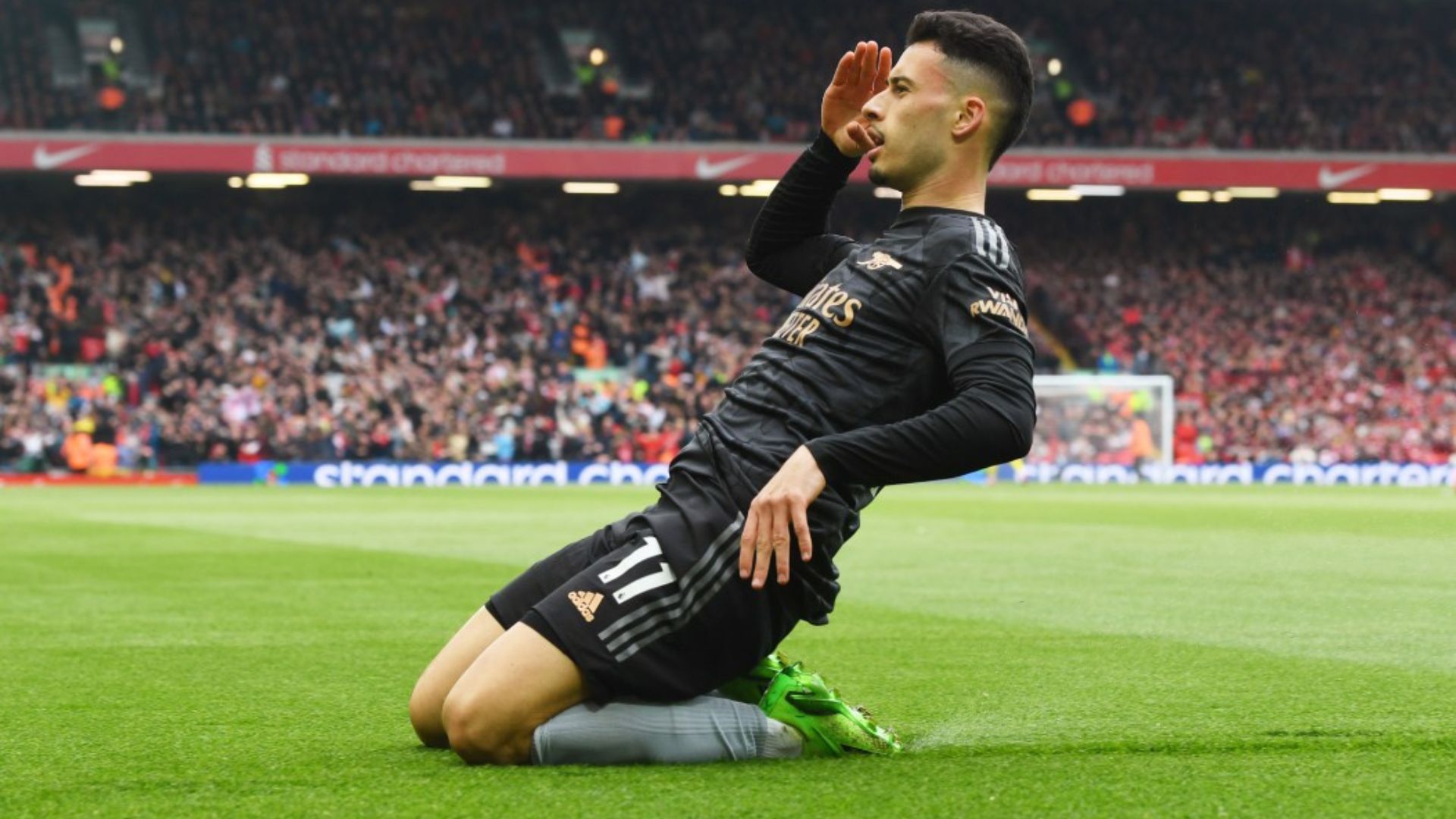 Pháo thủ cầm vàng lại để vàng rơi