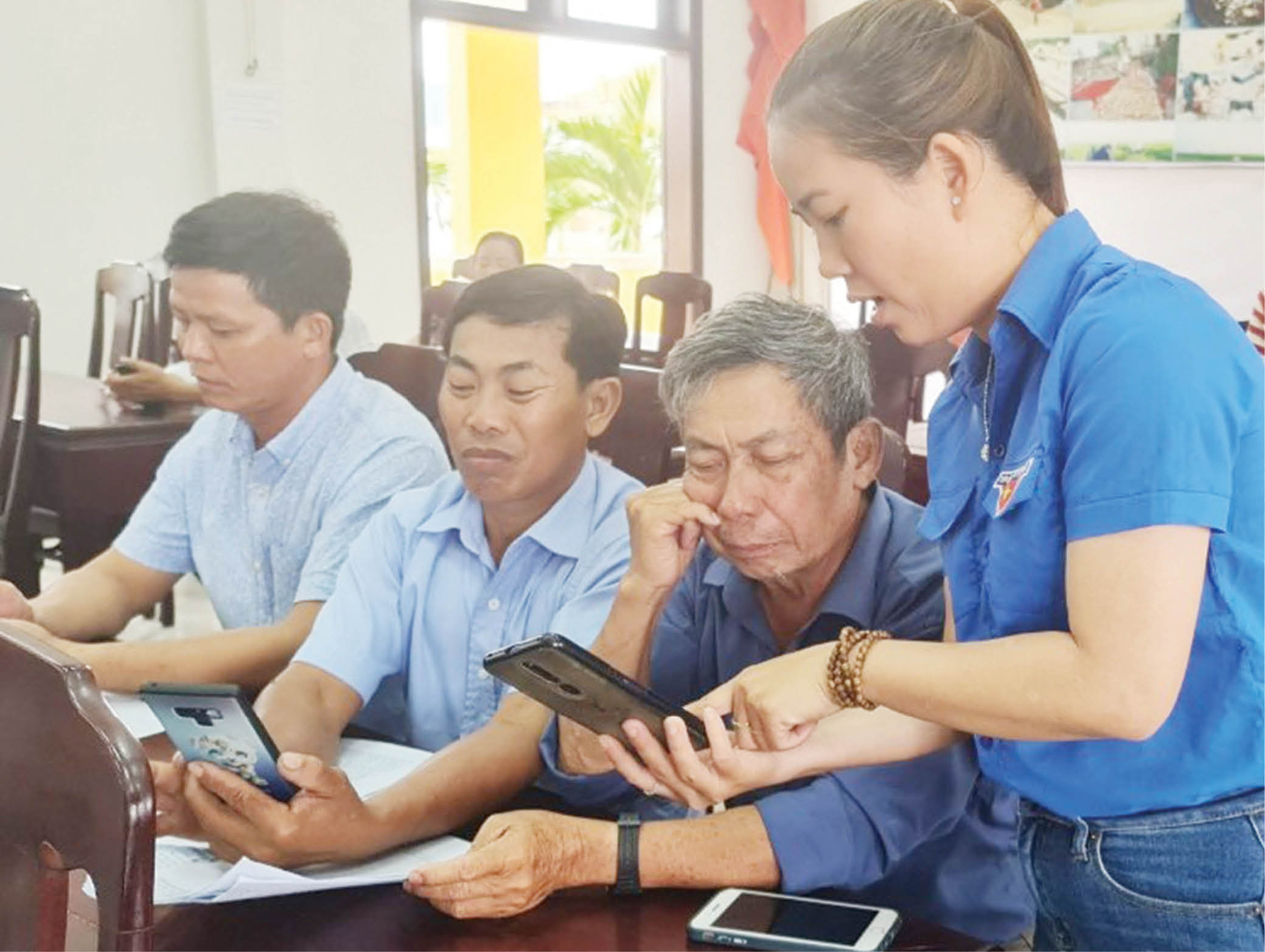 Đưa dịch vụ công trực tuyến đến gần người dân