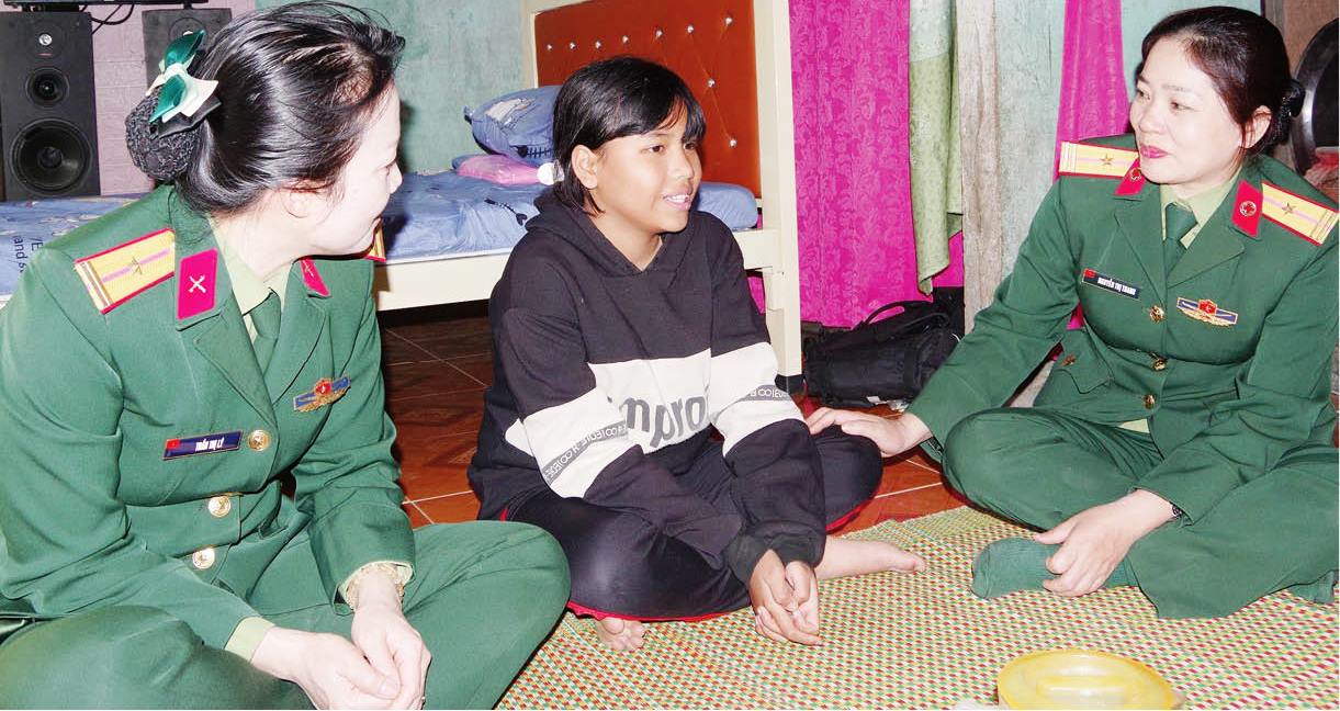 Những người mẹ mang quân hàm đỏ