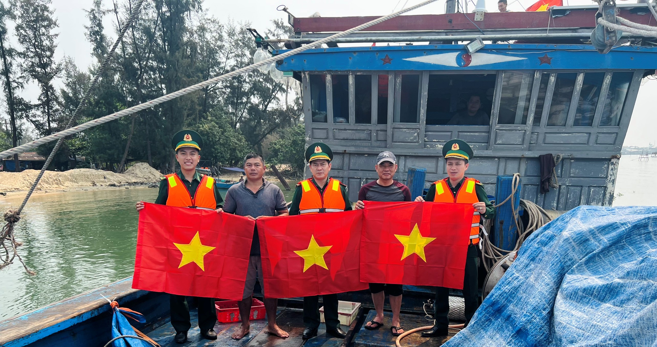 Tặng cờ Tổ quốc, động viên ngư dân an tâm bám biển