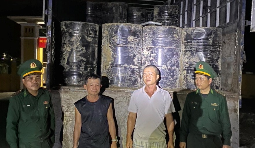 Bắt giữ vụ vận chuyển hàng hóa trái phép nghi nhựa đường