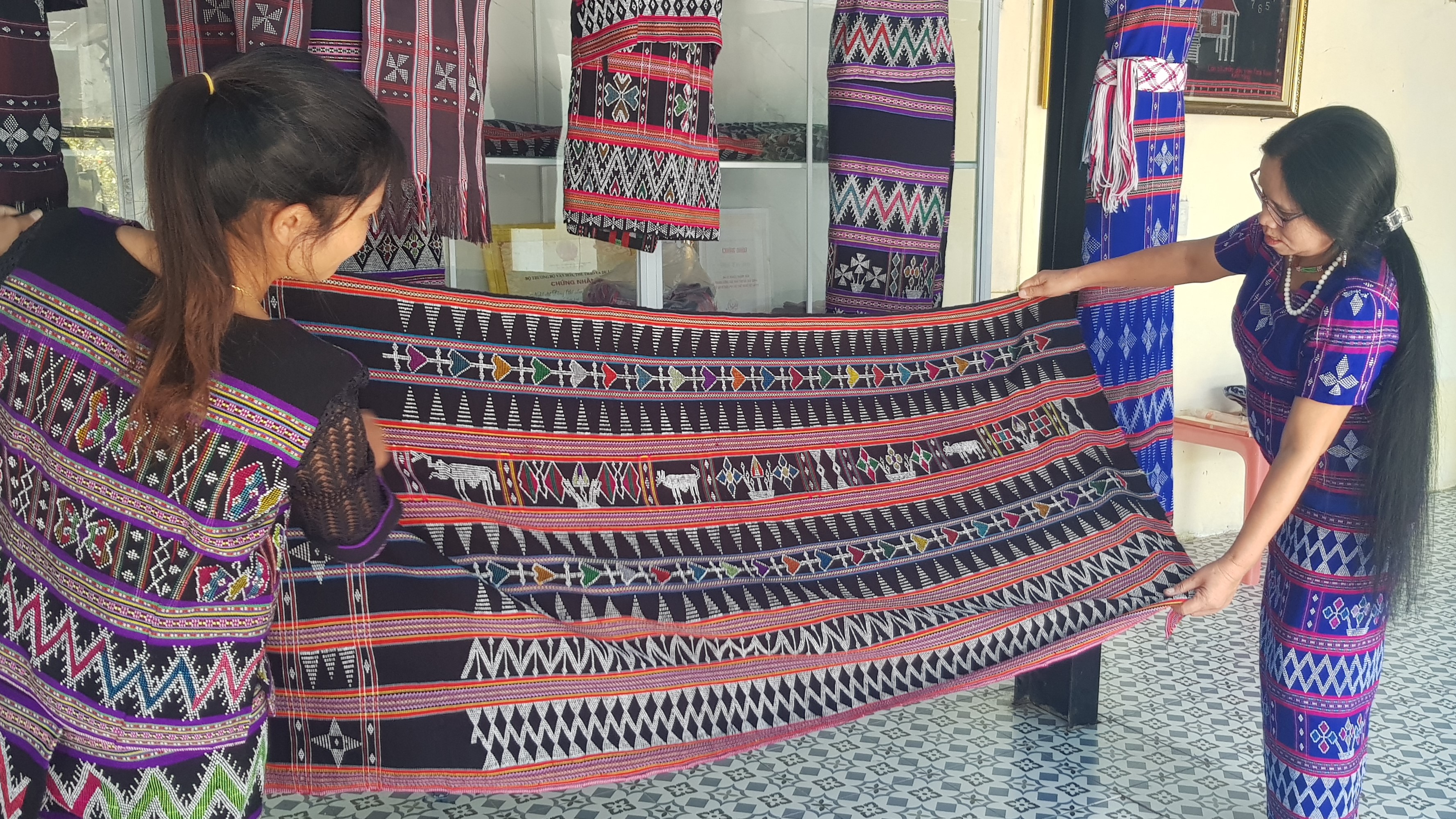 Dèng trang trí Thổ cẩm gấm hoa