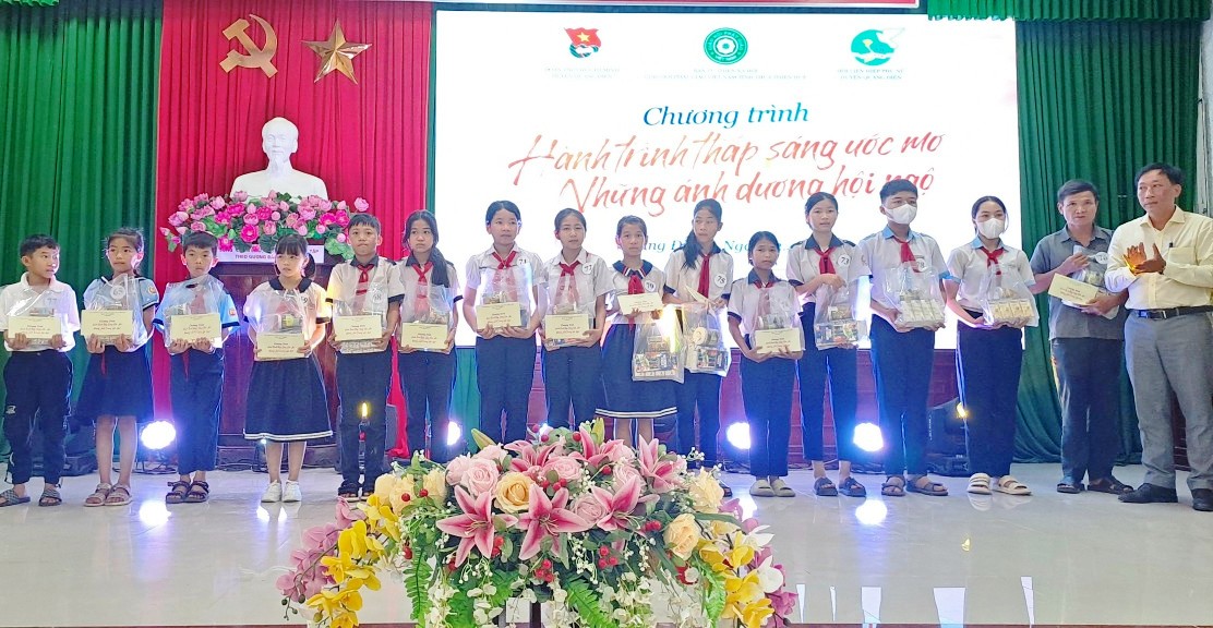 Gần 300 triệu đồng hỗ trợ học sinh có hoàn cảnh khó khăn