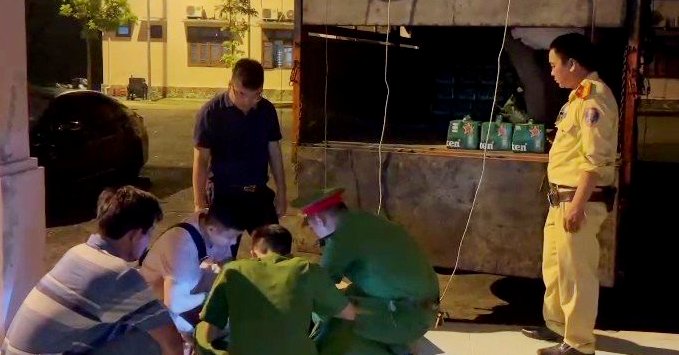 Vận chuyển 270 thùng bia Heniken và Corona từ Đông Hà vào Huế thì bị tạm giữ