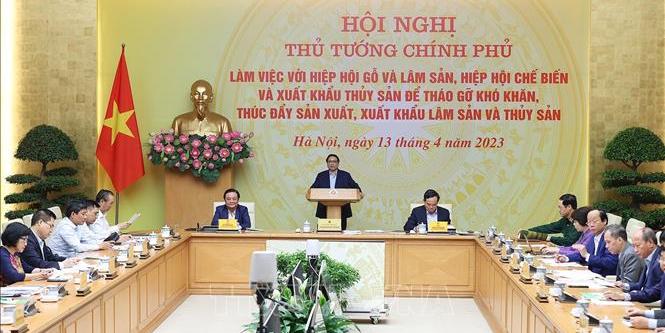 Thủ tướng chủ trì hội nghị tháo gỡ khó khăn, thúc đẩy xuất khẩu lâm, thủy sản