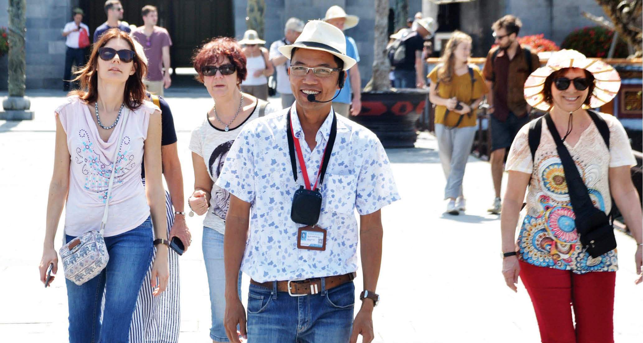 Chuẩn hóa hướng dẫn viên du lịch