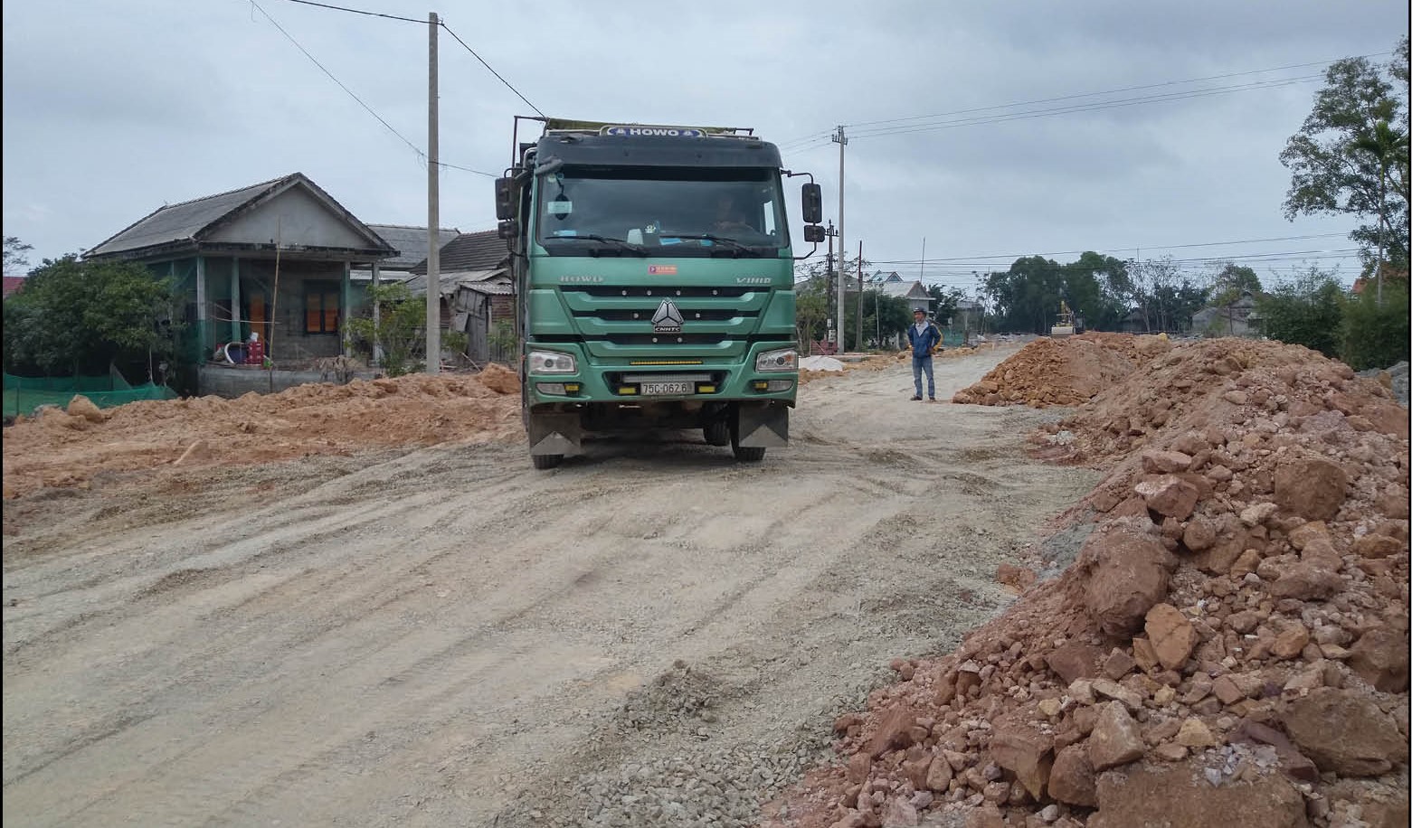 Hành lang lộ giới Tỉnh lộ 9 bị lấn chiếm