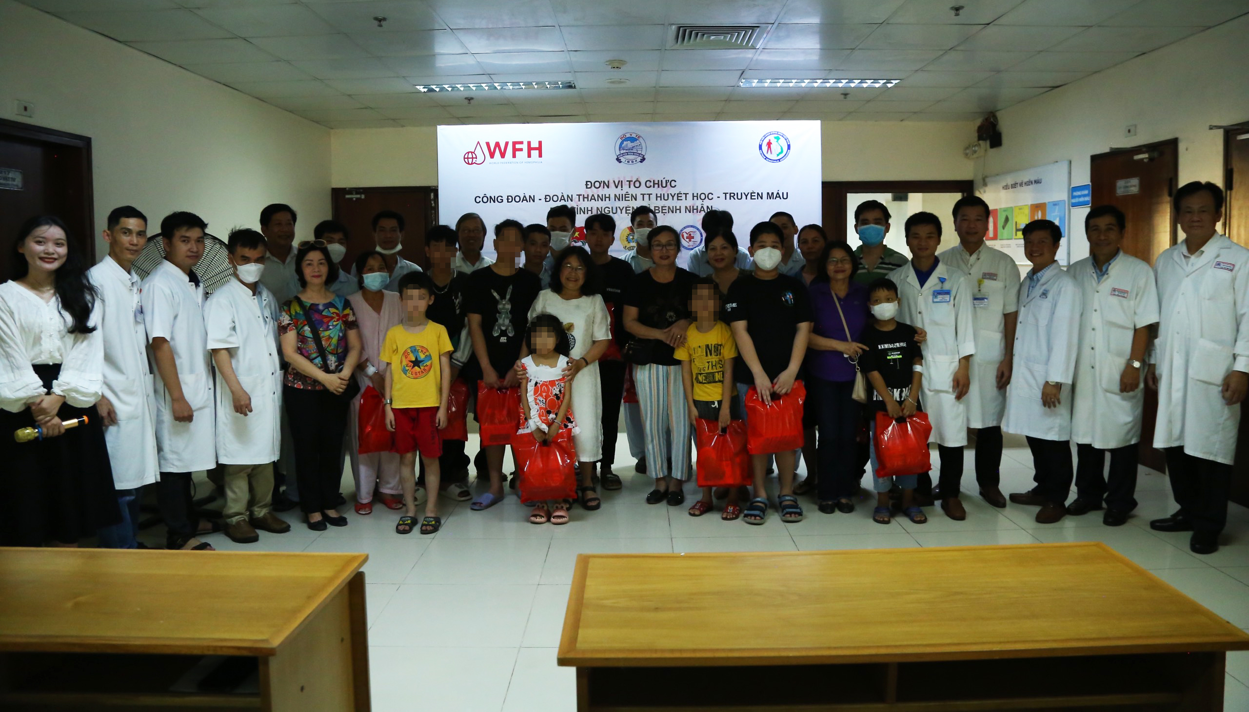 Tư vấn điều trị, tặng quà cho bệnh nhân rối loạn đông máu nhân Ngày Hemophilia thế giới