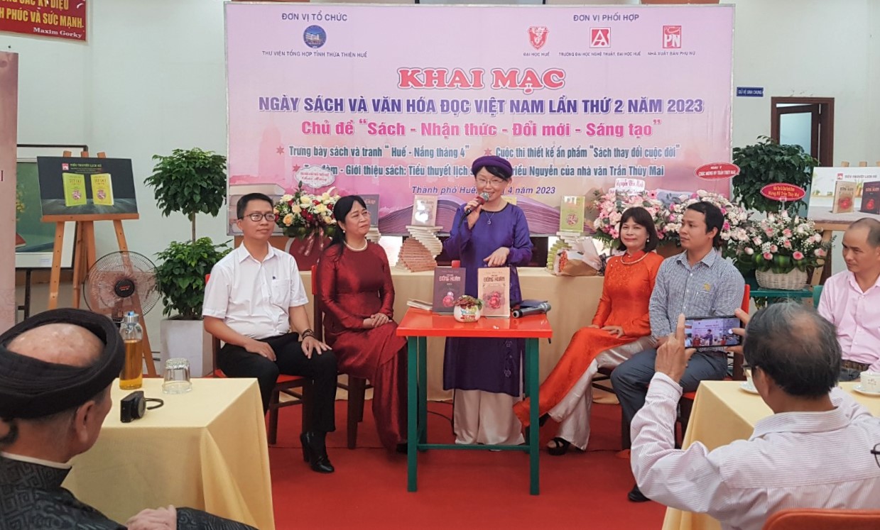 Nhà văn Trần Thùy Mai giao lưu với độc giả về hai bộ tiểu thuyết về triều Nguyễn